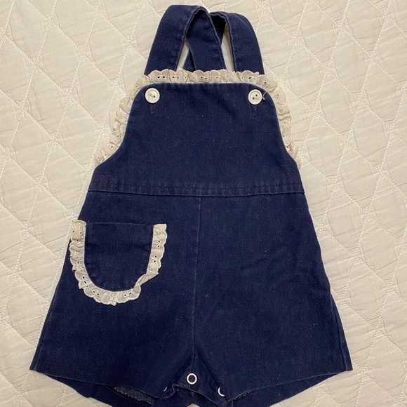 Vintage Girls 12 Month Dark Denim Eyelet Overall Shorts Romper Pocket Ruffle 80s - Picture 1 of 11